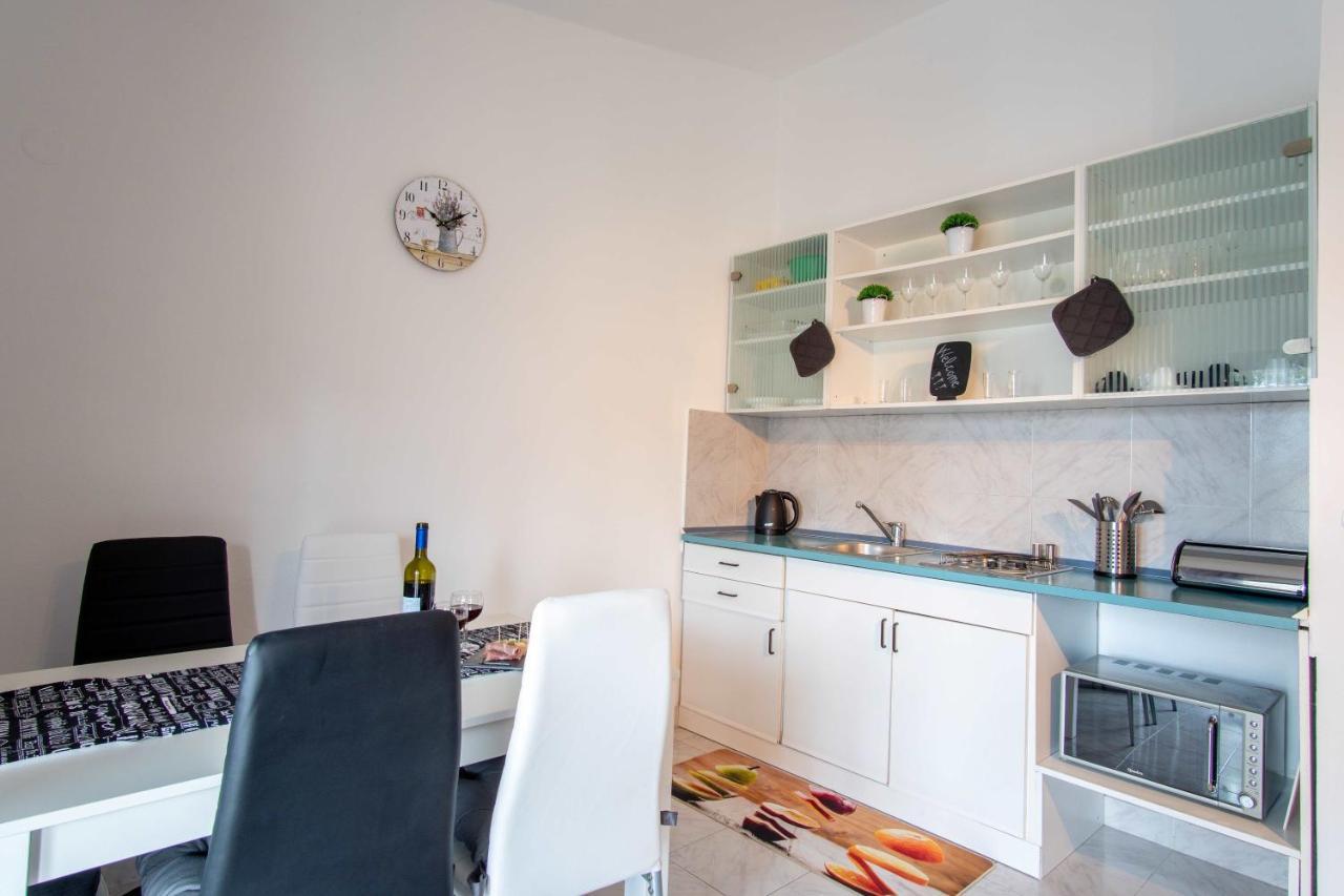 Ostaric Apartment Mandre Exterior photo